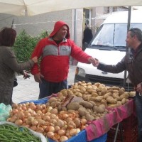 Επίσκεψη της Παναγιώτας Ορφανίδου στη λαϊκή αγορά του Τσοτυλίου