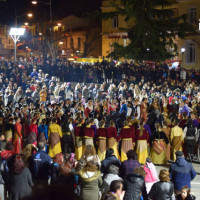 Εξαιρετική Ποντιακή βραδιά στην κατάμεστη από κόσμο και χορευτές κεντρική πλατεία Κοζάνης – Δείτε το φωτογραφικό αφιέρωμα