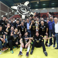 Η φωτογραφία της ημέρας: Πανηγυρισμοί παικτών, φιλάθλων και φορέων της Κοζάνης για την κατάκτηση του κυπέλλου στο χάντμπολ από τον ΠΑΟΚ