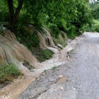 Δείτε βίντεο και φωτογραφίες: Πλημμύρησαν οι περιοχές έξω από την Κοζάνη – Χείμαρρος ο δρόμος λίγο πριν το κλειστό της Λευκόβρυσης