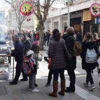 Αρκετός κόσμος στο κέντρο της Κοζάνης για το καθιερωμένο τσίκνισμα – Δείτε φωτογραφίες από το μεσημέρι της Τσικνοπέμπτης στην Κοζάνη