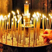 Στους ναούς η Eγκύκλιος της Ιεράς Συνόδου για τον εμβολιασμό – Στην Πάρο… την έσκισε πιστή μέσα στην εκκλησία