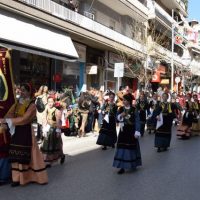 Η παρέλαση του μικρού καρνάβαλου της Κοζάνης με τη συνοδεία πολλών παιδιών – Δείτε βίντεο και φωτογραφίες