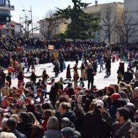 Ενθουσίασαν τα παιδικά χορευτικά των Συλλόγων στην κεντρική πλατεία Κοζάνης την Μικρή Αποκριά – Δείτε βίντεο και φωτογραφίες