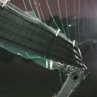 Ινδία: Κατέρρευσε κρεμαστή γέφυρα – Φόβοι για δεκάδες νεκρούς