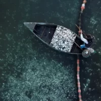 Τα χιλιάδες νεκρά ψάρια του Δρεπάνου στην Ηγουμενίτσα στις εικόνες που σημάδεψαν το 2022 σύμφωνα με το REUTERS (βίντεο)