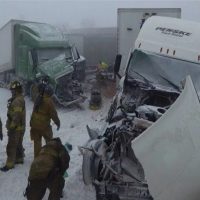Kακοκαιρία ιστορικών διαστάσεων στις ΗΠA: Αναφορές για 17 νεκρούς από δυστυχήματα-Συγκλονιστικές εικόνες από την πολύνεκρη καραμπόλα