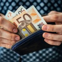 Πώς διαμορφώνεται ο νέος κατώτατος μισθός, οι τριετίες και το επίδομα ανεργίας