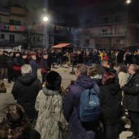 Με αποκριάτικα Κοζανίτικα τραγούδια άναψε ο Φανός “Αλώνια” το βράδυ της Παρασκευής – Δείτε το βίντεο