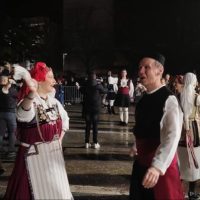 Η έκπληξη του Συνδέσμου Γραμμάτων & Τεχνών Κοζάνης στην πλατεία το βράδυ του Σαββάτου – Δείτε φωτογραφίες & βίντεο