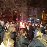 “Λάκκος τ΄ Μάγγαν”:Η εμφάνιση στην πλατεία της Κοζάνης – Πλήθος κόσμου στο γλέντι του φανού – Δείτε φωτογραφίες & βίντεο