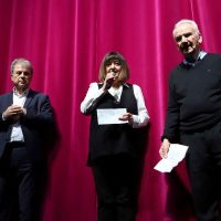 Η επίδοση της επιταγής των εσόδων των παραστάσεων «ΟΙΚΟΣ ΕΥΓΗΡΙΑΣ Ο ΠΑΡΑΔΕΙΣΟΣ» του Συλλόγου Κασμιρτζήδις