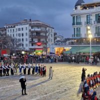 Βραδιά Καππαδοκίας και Μικρασίας στην πλατεία της Κοζάνης – Κανονικά η εμφάνιση του φανού “Λάκκος τ΄Μάγγαν” – Δείτε βίντεο